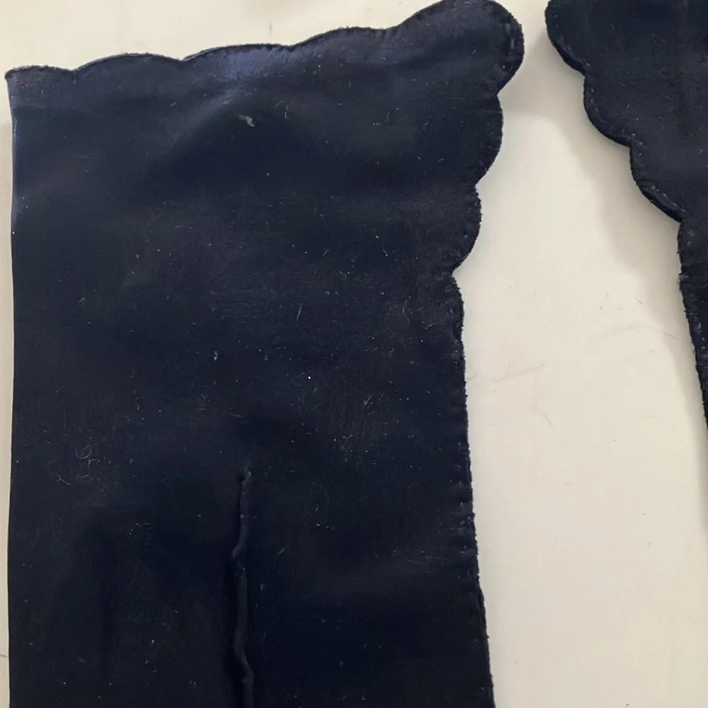 Vintage scalloped gloves